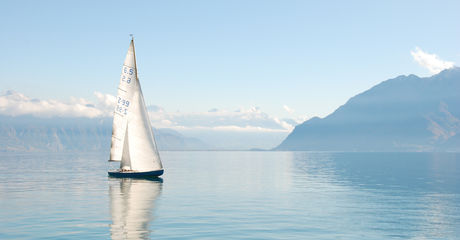 Ein Segelboot auf dem Wasser